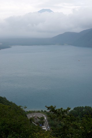 本栖湖と富士山1