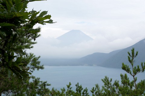 本栖湖と富士山3