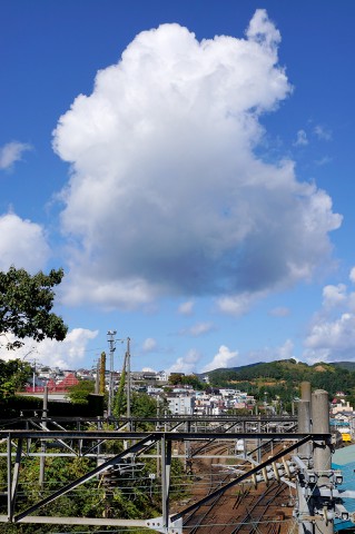 線路と雨雲